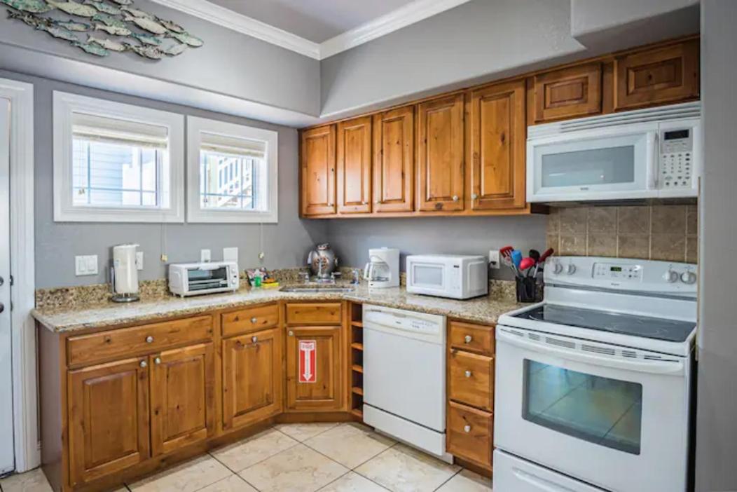 7 Bedroom Home Steps To The Beach With 4 Patios And Pool! Sleeps 20 Port Aransas Exterior photo