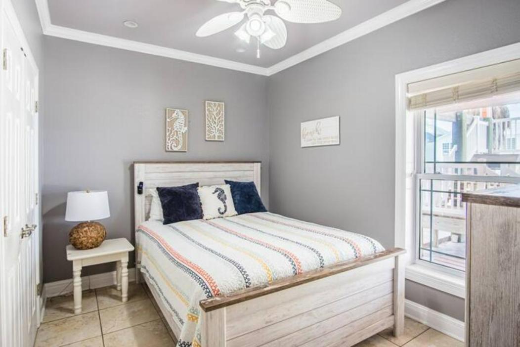 7 Bedroom Home Steps To The Beach With 4 Patios And Pool! Sleeps 20 Port Aransas Exterior photo