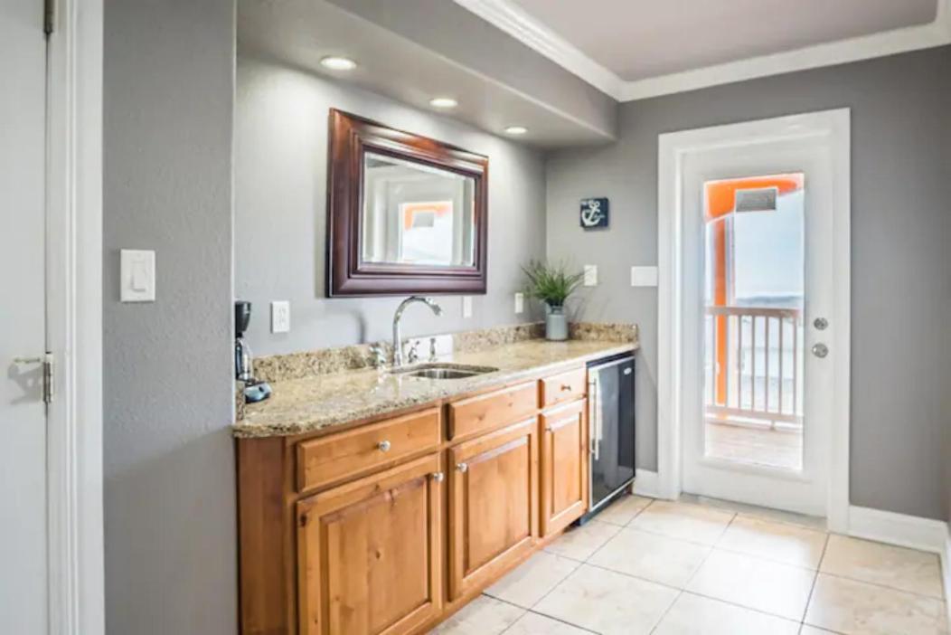 7 Bedroom Home Steps To The Beach With 4 Patios And Pool! Sleeps 20 Port Aransas Exterior photo